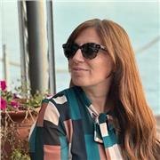 Insegnante impartisce lezioni in tutte le materie umanistiche