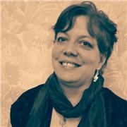 Anglophone native, Assistante d'anglais avec plus de 10 ans d'expérience, Traductrice indépendante en France depuis novembre 2006.