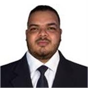 Abogado recién egresado, que imparte su conocimiento