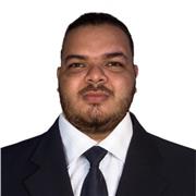 Abogado recién egresado, que imparte su conocimiento