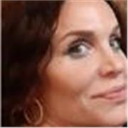 Me llamo Mathilda. 
Soy profesora de Francés Nativa. 
Podeis consultar mi perfil en la web y contactarme si le interesa .
Cordialmente. 
Mathilda