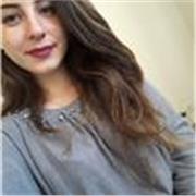 Studentessa alla magistrale di traduzione impartisce lezioni mirate
