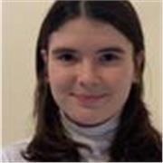 Studentessa liceale impartisce ripetizioni o aiuto compiti ai ragazzi