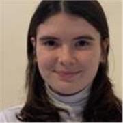 Studentessa liceale impartisce ripetizioni o aiuto compiti ai ragazzi