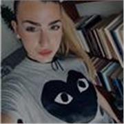 Studentessa liceo scientifico che impartisce ripetizioni a ragazzi delle superiori e delle medie