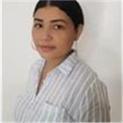 Profesora de español imparte clases a todos los niños