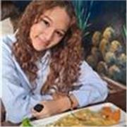 Profesora que enseña edición audiovisual en distintas plataformas como Davinci Resolve nivel básico e intermedio