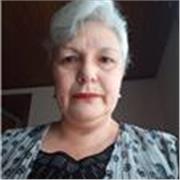Profesora de gastronomía con gran variedad de productos