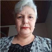 Profesora de gastronomía con gran variedad de productos