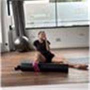 Instructora de pilates mat y pilates terapéutico. Enfocado en la rehabilitación y entrenamiento sano y consciente. Online/presencial