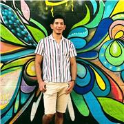 Docente de artes visuales, ofrece clases teóricas y prácticas de diversos lenguajes artísticos