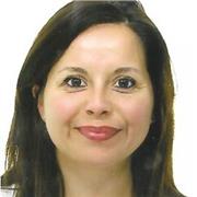 Insegnante di scuola elementare fornisce lezioni di inglese a bambini e ragazzi di scuole medie e superiori