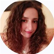 Soy una chica que está estudiando Historia del Arte, he vivido en EEUU y hablo inglés.