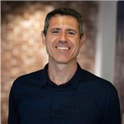 Profesor de Administración de empresas apto para todas las edades.