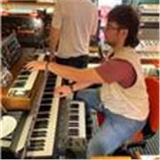 Studente di produzione musicale fornisce lezioni di teoria musicale e produzione musicale