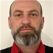 Professeur de soutien scolaire et d'aide aux devoirs donne cours en présentiel et à distance