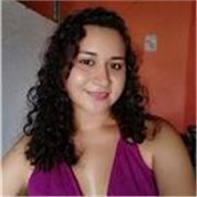 profesora de ingles imparte clases a niños de todas las edades