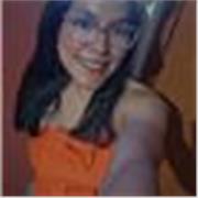 Profesora de matemática que imparte clases a niños (as) de nivel primaria