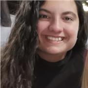 Profesora de inglés imparte clases a niños de todas las edades