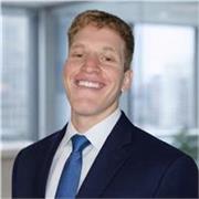 Técnico en idiomas imparte clases a personas de media y larga edad