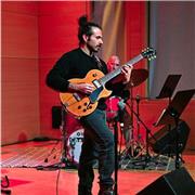 Laureato con specialistica in Chitarra Jazz, Conservatorio Santa Cecilia Roma offre lezioni di chitarra ed altre materie musicali