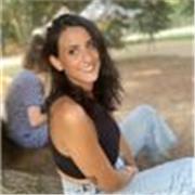 Laureata in scienze dell’educazione impartisce lezioni per scuole elementari e medie, specializzata in DSA e BES