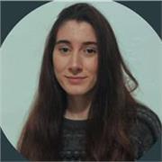 Profesora de matemáticas imparte clases a niños de primaria