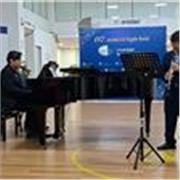 Profesor de música imparte clases particulares de manera online a niños y jóvenes