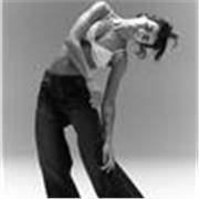 Profesora de entrenamiento físico, flexibilidad y danza. Lic. en composición en danza en la UNA y artista escénica