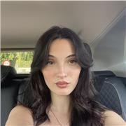 Estudiante universitaria de Pedagogía imparte clases de apoyo, ayuda con deberes y organización escolar.