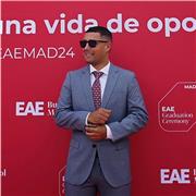 Experto en marketing, comunicación y negociación con formación en PNL, neuromarketing, lenguaje no verbal e psicología retail.