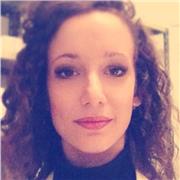 Laureata in chimica farmaceutica e docente di scuola superiore impartisce lezioni di biologia, chimica, scienze naturali e scienze della terra