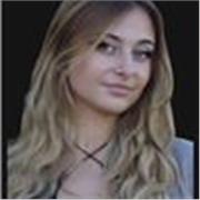 Je suis en BTS communication , j’aime aider les enfants à apprendre et à être à l’aise. Je suis à l’écoute et compréhensive.