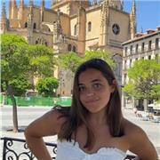 Responsable y resolutiva dispuesta a ayudar en cualquier problema que tenga el alumno