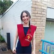 Estudiante universitaria imparte clases a niños de todas las edades