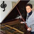 Insegnante di pianoforte classico impartisce lezioni a bambini e adulti. preparazione esami di ammissione al conservatorio