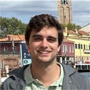 Amante de la Historia contemporánea y española. Graduado en Ciencias Políticas y Sociología.