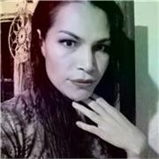 Profesora de español da clase para niños de todas las edades