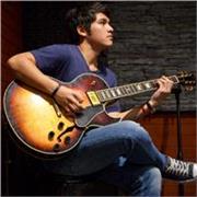 Profesor de música da clases a personas de todas las edades