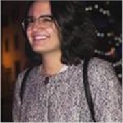 Studentessa impartisce lezioni agli studenti del liceo e degli istituti tecnici