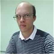 Profesor de matematicas imparte clases a alunmos de secundaria