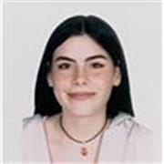Profesora de inglés imparte clases a niños estudiantes de Educación Primaria o Infantil