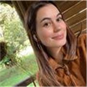 Profesora de inglés imparte clases a niños de todas las edades