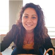 Docente di lettere impartisce lezioni di italiano, storia e geografia a studenti della primaria, medie e superiori