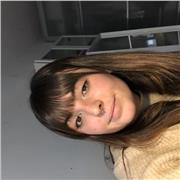 Profesora que imparte clases a niños/as de infantil, primaria, ESO