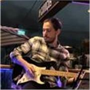Músico profesional y profesor de guitarra en Madrid, con más de 20 años de experiencia en géneros como rock, jazz, blues, música l