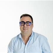 Llicenciado en Filología Inglesa, y desde hace más de 20
años ayudo a estudiantes, profesionales, y equipos a usar el inglés como
herramienta de crecimiento real