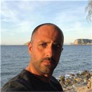 Laureato in scienze politiche e relazioni internazionali