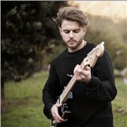Insegnante di chitarra pop/rock per ragazzi che inseguono la passione della musica