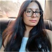 Profesora de español imparte clases con niños de todas las edades